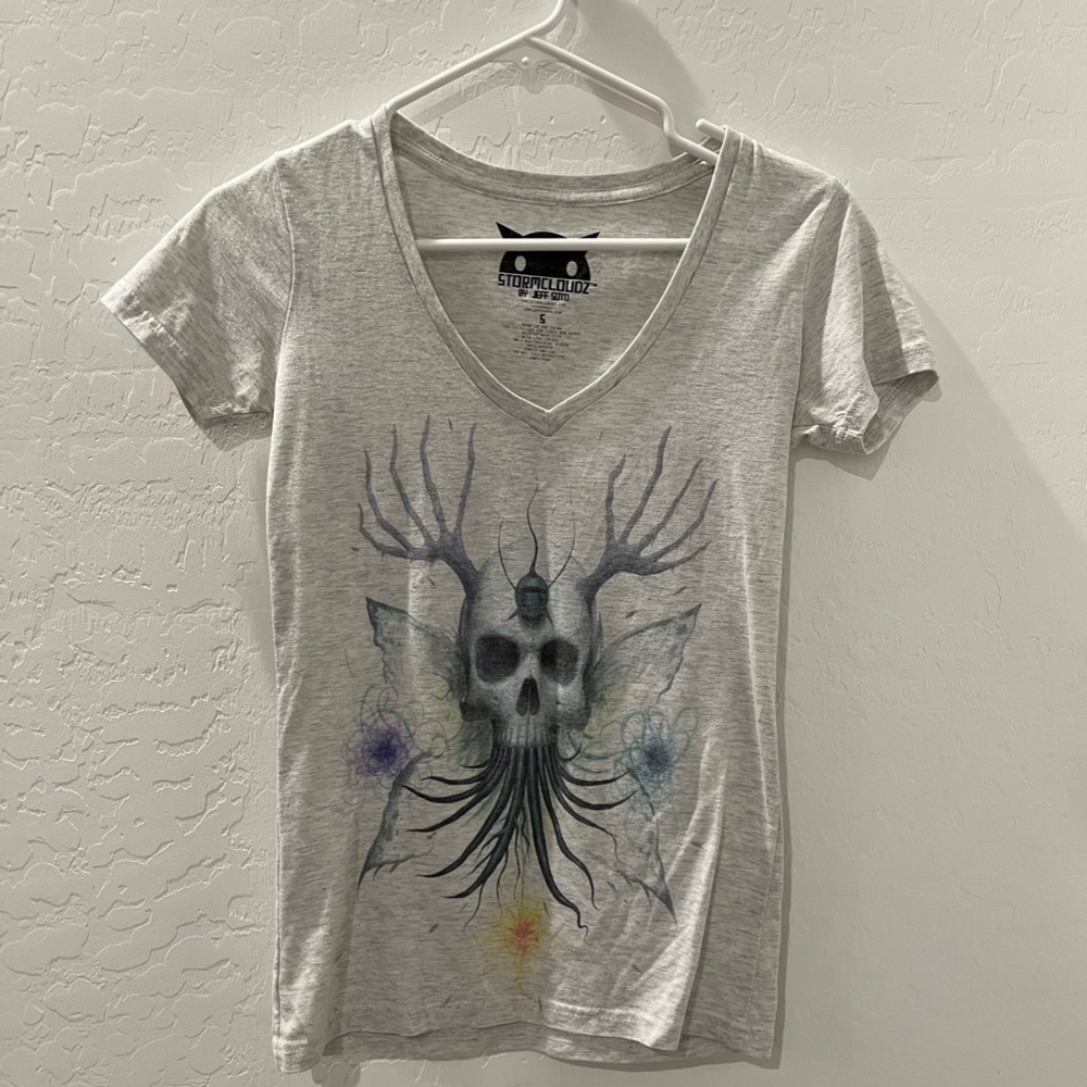 Stormcloudz by Jeff Soto fitted shirt size Small V-neck
